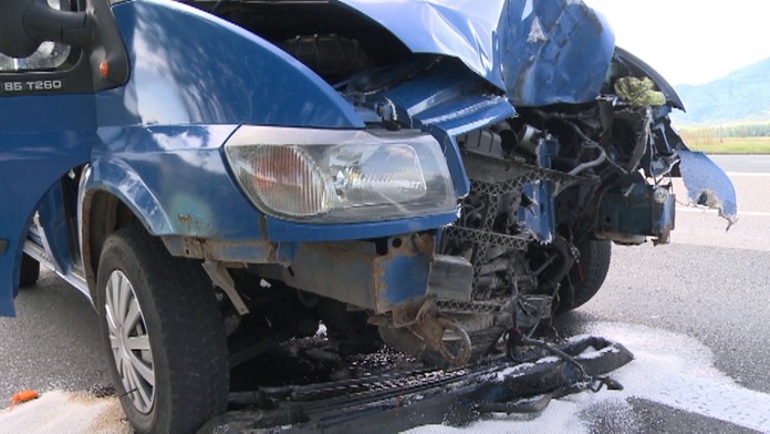 Zdemolovaná dodávka.