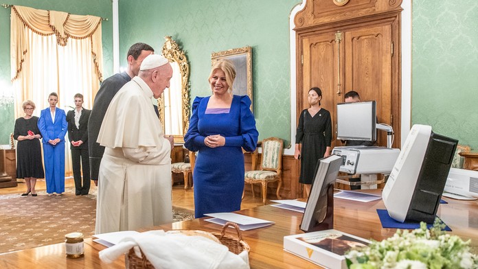 Prezidentka Zuzana Čaputová počas odovzdávania darov pápežovi. 