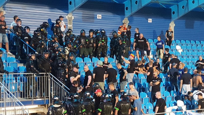 Fanklub spacifikovali policajti.