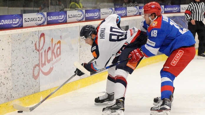 Tomáš Hrnka (vľavo) a Viačeslav Osnovin (Rusko) v prípravnom zápase.