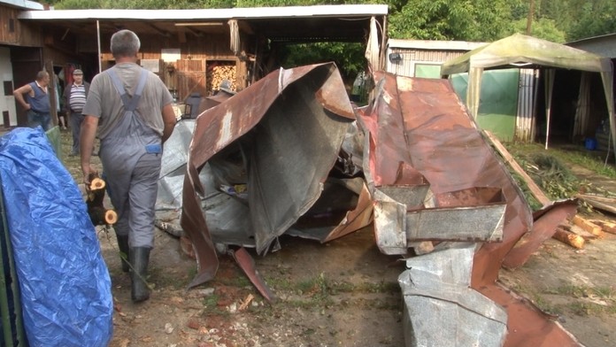 Silný vietor trhal aj strechy