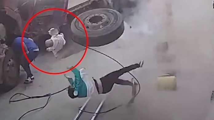 Výbuch pneumatiky zranil ženu s malým dieťaťom.