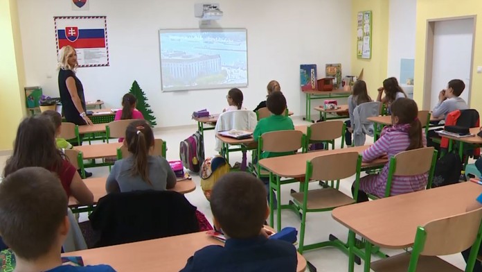 Učitelia začnú školský rok s vyššími platmi. Napriek tomu protestujú ďalej