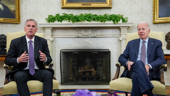 Na snímke americký prezident a predseda Snemovne reprezentantov v Oválnej pracovni v Bielom dome.