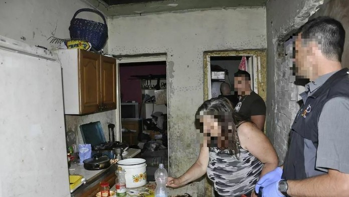 Maďarská polícia zadržala rodičov a starú mamu.