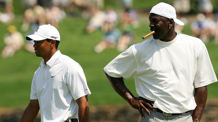 Tiger Woods a Michael Jordan na archívnej snímke z roku 2007.
