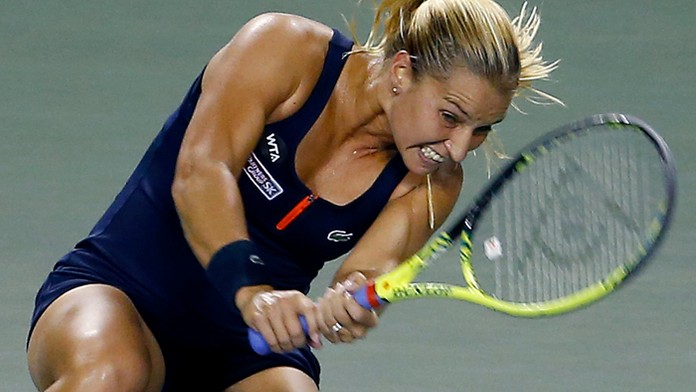 Dominika Cibulková odvracia loptičku Chorvátke Mirjane Lučičovej-Baroniovej.