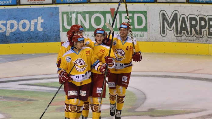 Radosť hráčov Dukly Trenčín, ktorí sa tešia z gólu v bráne MHC Martin.