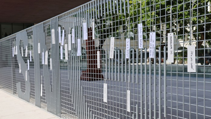 SNG vyzýva ľudí, aby zanechali odkaz na plote nádvoria: Čo pre vás galéria znamená?