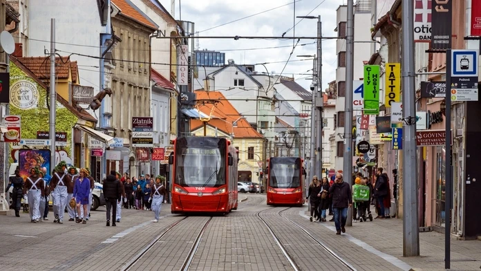 Ľudia na obchodnej ulici v Bratislave 