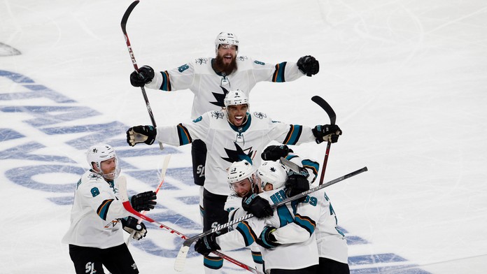 Hokejisti San Jose sa tešia so strelcom víťazného gólu Tomášom Hertlom.