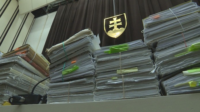 Momentálne najpopulárnejšia speváčka Billie Eilish spievala zo svojho gauča.