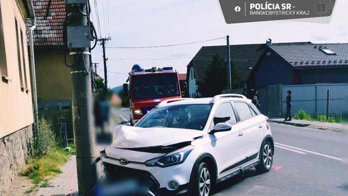 Auto po náraze v do stĺpa.