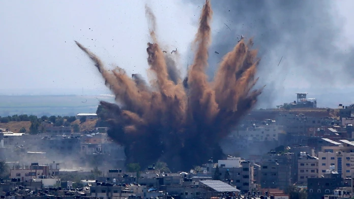 Dym stúpa po izraelskom leteckom útoku na budovu v Gaza City, v pásme Gazy.