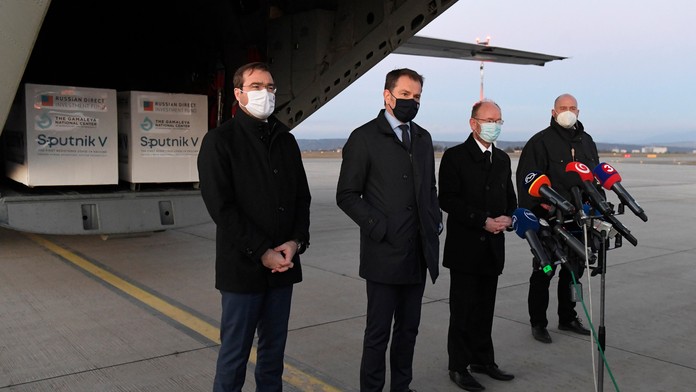 Igor Matovič, Marek Krajčí a infektológ Pavol Jarčuška počas vítania ruskej vakcíny Sputnik V