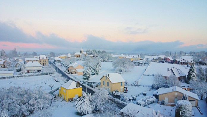Zasnežená francúzska dedinka, ilustračná snímka.