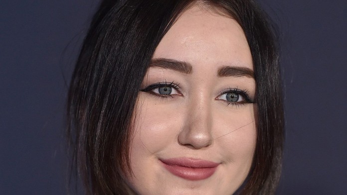 Sestra Miley Cyrus v odvážnych šatách. Má 17, ale nie telo dievčatka