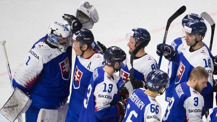 Slovenskí reprezentanti sa tešia z víťazstva nad Francúzskom