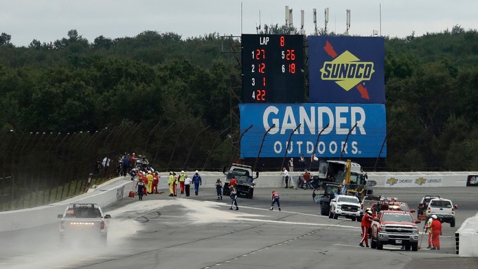 Usporiadatelia upravujú trať v Pogone po havárii v pretekoch IndyCar.