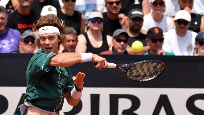 VIDEO: Ruskému tenistovi opäť praskli nervy. Fanúšikovia mu posielajú odkaz