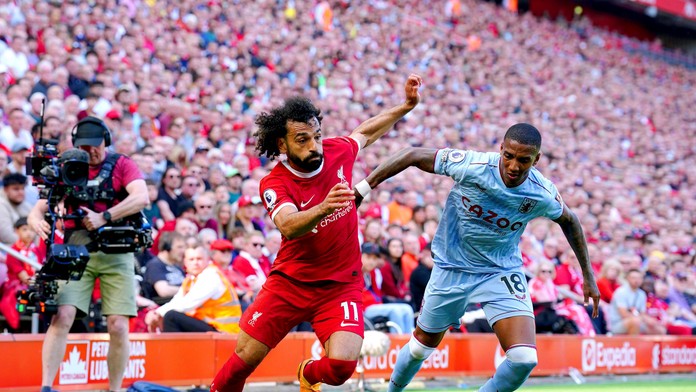 Hráč Liverpoolu Mohamed Salah v súboji o loptu.