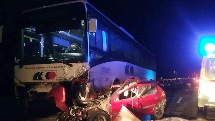 Zrážka autobusu s autom.