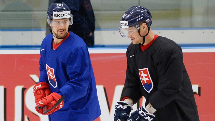 Tomáš Tatar a Vladimír Dravecký na tréningu deň pred zápasom Slovenska s USA.