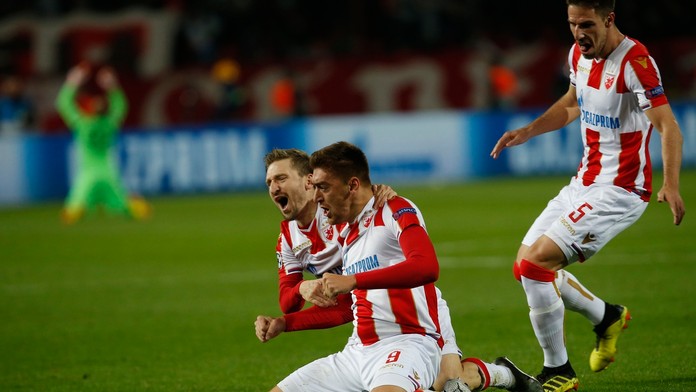 Milan Pavkov (v strede) oslavuje so spoluhráčmi z Crvenej zvezdy gól v dueli LM proti Liverpoolu.