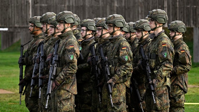 Nemecko schválilo nové pravidlá odvodu do armády. Študenti vo veľkých mestách protestujú