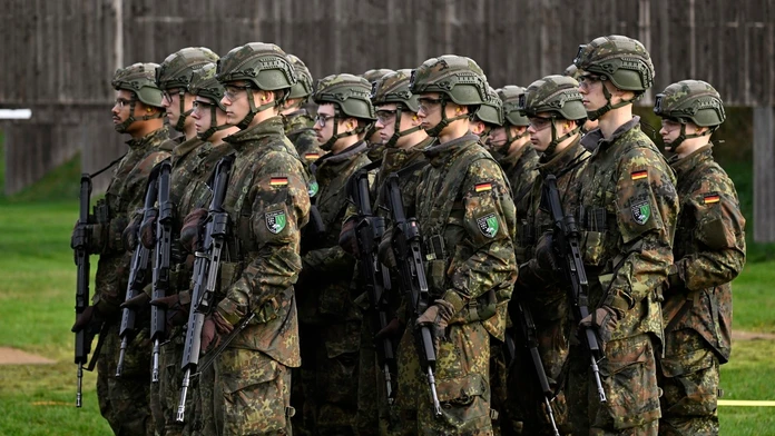 Nemecko schválilo nové pravidlá odvodu do armády. Študenti vo veľkých mestách protestujú