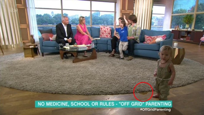 Ročné dievčatko sa vycikalo počas vysielania na koberec