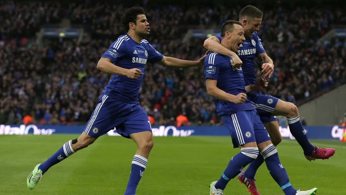 John Terry sa raduje so spoluhráčmi z otváracieho gólu vo finále Ligového poháru Chelsea Londýn - Tottenham Hotspur.