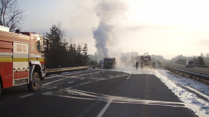 Na R1 za Vlčkovcami v smere na Nitru horelo nákladné auto