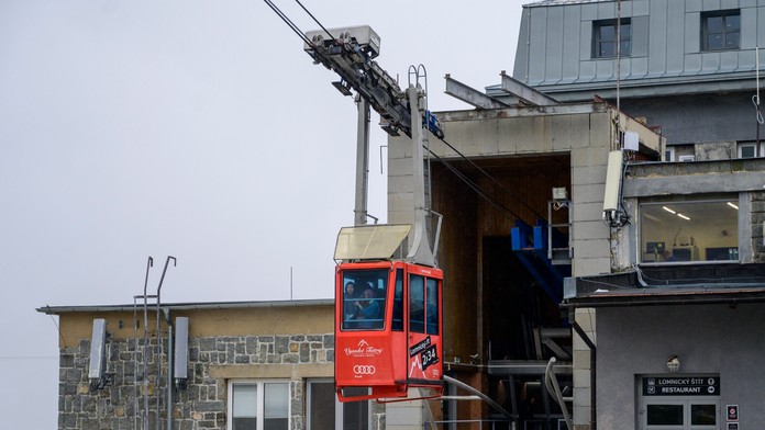Na Lomnický štít sa dostanete len po svojich. Lanovka je mimo prevádzky