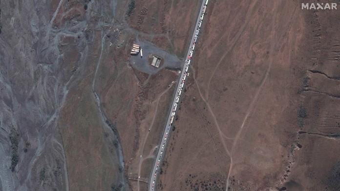 Dlhý rad áut čakal na prekročenie hraníc z Ruska do Gruzínska.