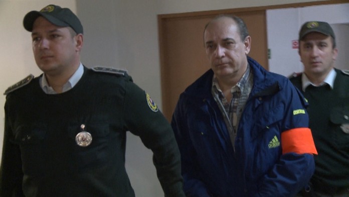 Dominikov otec, ktorý ho odpojil od prístrojov.