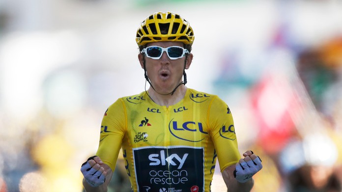 Brit Geraint Thomas sa teší z triumfu v 12. etape Tour de France 2018.