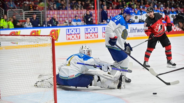 VIDEO: Päť inkasovaní mu motiváciu nevzalo. Kazašský gólman predviedol nevídaný zákrok