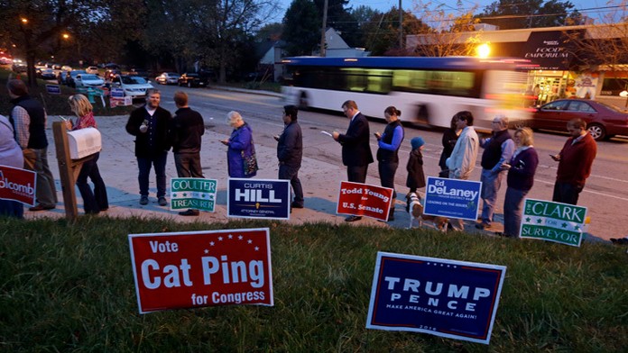 Voliči čakajú pred volebnou miestnosťou v Indianapolis.