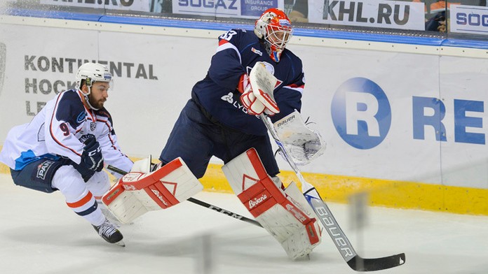 Na archívnej snímke brankár HC Slovan Barry Brust.