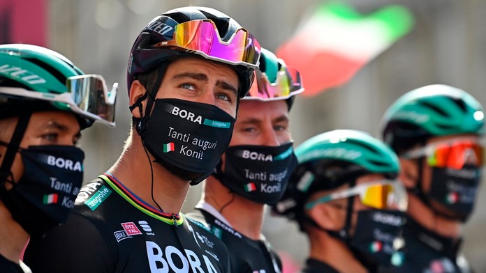 Na snímke druhý zľava slovenský cyklista Peter Sagan (Bora-Hansgrohe) pred štartom 10. etapy pretekov Giro d'Italia.