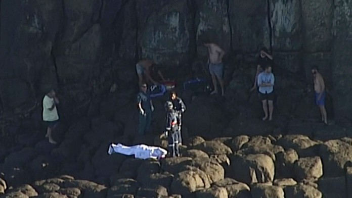 Ľudia na kúpalisku.