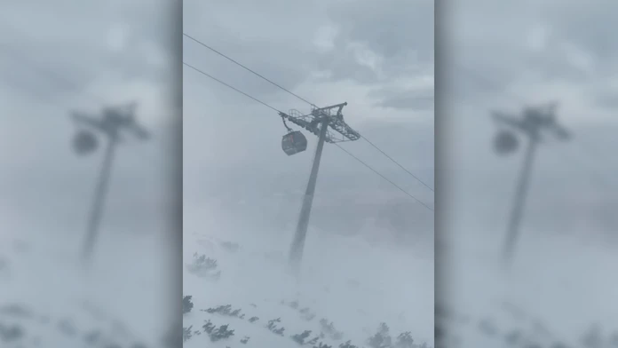 Rozkývaná kabínková lanovka na Skalnatom Plese