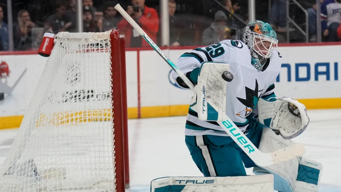 Brankár San Jose Sharks Mackenzie Blackwood vyráža puk v zápase zámorskej NHL New Jersey Devils - San Jose Sharks.