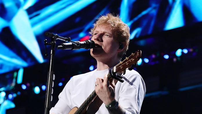 Ed Sheeran zostal bez predskokanov. Po vyradení Macklemora mu postupne odišli všetci