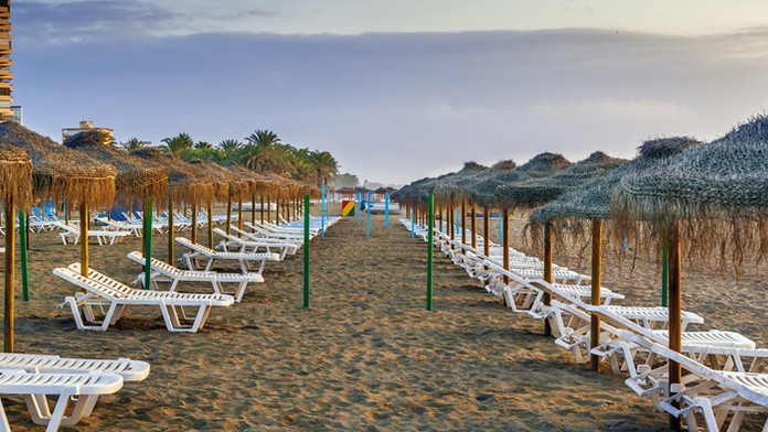 Na ilustračnej snímke pláž v Torremolinos v Andalúzii.