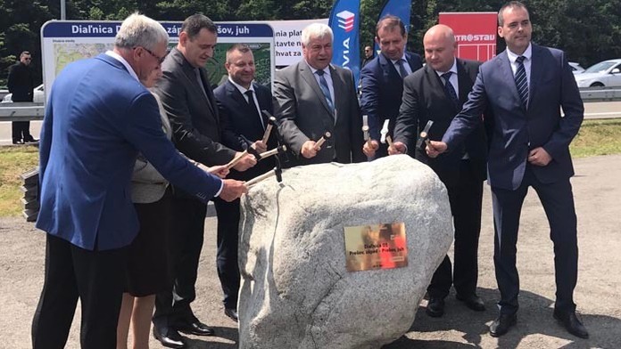 Poklepaním základného kameňa sa dnes slávnostne začala výstavba jedného z posledných chýbajúcich úsekov diaľnice medzi Bratislav