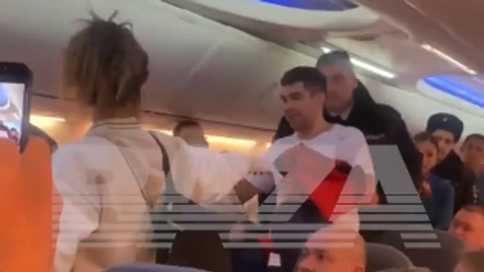 VIDEO: Lietadlo smerujúce do Dubaja muselo núdzovo pristáť. Muž hajloval a kričal, že je Rus