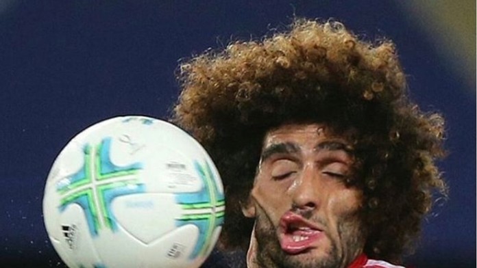 Tvár Marouana Fellainiho tesne po zásahu loptou.