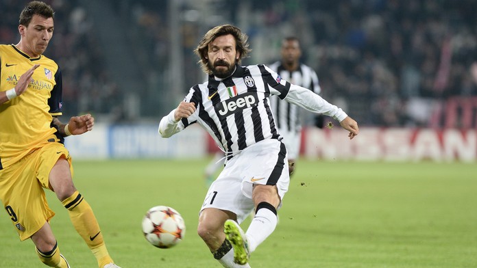 Hráč Atletika Mário Mandžukič (vľavo) a hráč Juventusu Andrea Pirlo v zápase skupiny A